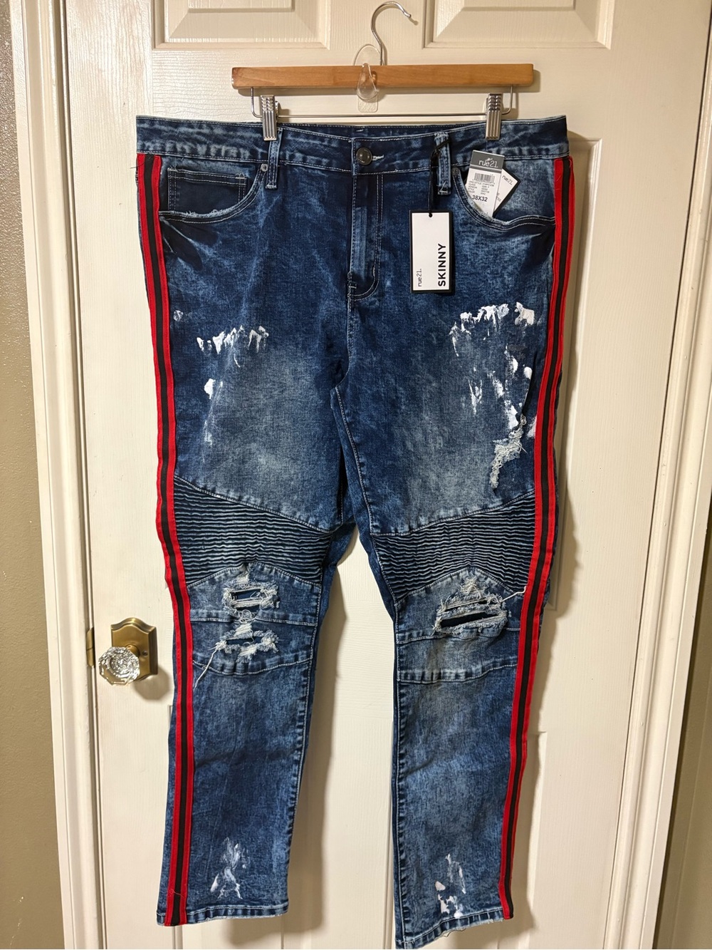 NWT Rue21 Men’s Skinny Distressed Blue Jeans with Red Side Stripes Sz: 38X32